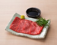 〈おすすめ〉
【生食用食肉取り扱い認定取得】特製ダレで食す、濃厚な味わい。
是非ご賞味ください。