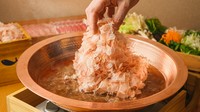 厳選された自慢の｢本枯節｣を店頭の削り器で0.01ミリの薄さに削っています｡
この削りたてのかつお節を惜しみなく使用した無添加･無化調の｢出汁しゃぶ｣がおかかのメイン｡