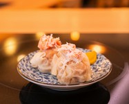 蟹の旨みをたっぷり加えた手作りの焼売。