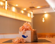 店さきでの削り立て､ふわふわのかつお節は｢食べ放題｣でお出ししています｡市販の鰹節では決して味わえない削りたての香りと極薄で口の中で溶ける食感を十分にお楽しみください｡