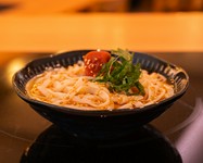 梅の香るおかかのさっぱりお出汁冷麺。