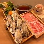 おかか自慢の香り豊かなお出汁にぷっくりとした生牡蠣を贅沢に加えた濃厚な味わいの逸品。冬の冷えたカラダを芯まであたためる、今の時期にぴったりの限定出汁しゃぶ。
･ご注文は二人前から承ります｡