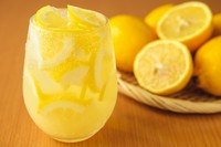 レモン一個を丸々使った、おかかの名物レモンサワー♪
