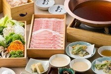 全8皿の和食コースでは、なんと言ってもおかか名物の「出汁しゃぶ」が楽しみ。