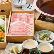 全8皿の和食コースでは、なんと言ってもおかか名物の「出汁しゃぶ」が楽しみ。