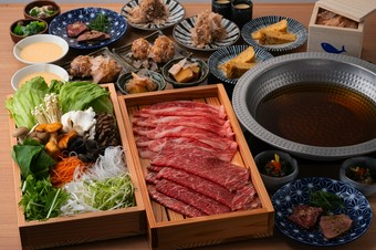 全9皿の和食コースでは、なんと言ってもおかか名物の「出汁しゃぶ」が楽しみ。