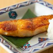 福岡県中央卸売市場内の人気鮮魚店「福栄水産」より新鮮な魚介類を入荷。瀬戸内海で水揚げされた魚を中心に旨みを引き出す「炭火焼」でいただけます。炭火焼は、身がふっくらして香ばしく、たまらないおいしさです。