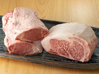 炭火で焼き上げる、肉の旨みたっぷりな『ステーキ』　
