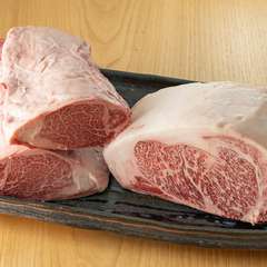 炭火で焼き上げる、肉の旨みたっぷりな『ステーキ』　