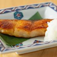 厳選された魚や肉、そして野菜を、炭火焼や鉄板焼の両方で楽しむことができます。食材の特性を活かすために、温度や湿度を見極めて焼き方を調整しおいしさを引き出す。それを最も大切にされています。