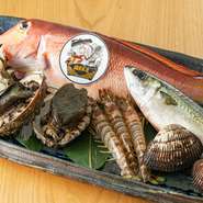 福岡の人気鮮魚店「福栄水産」より、季節ごとの新鮮な魚介類を入手。また黒毛和牛は銘柄牛をはじめ希少価値の高い物がはいることも。食材一つの仕入れから徹底して大切に。そのこだわりもおいしさの秘密です。
