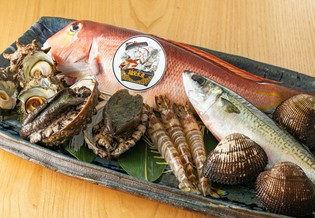 産地直送される上質な魚や肉、野菜にお米。どの食材にも妥協なく