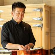 「もう一度来たいな、また食べたいな。そんな風に思ってもらえたら何よりの幸せです」と語る青木氏。食材に寄り添い、食べる人を満足させ笑顔になってもらえることを何より大切にされています。
