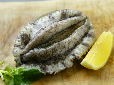 目の前で焼き上げる臨場感を愉しみながら、至福の『鮑』　