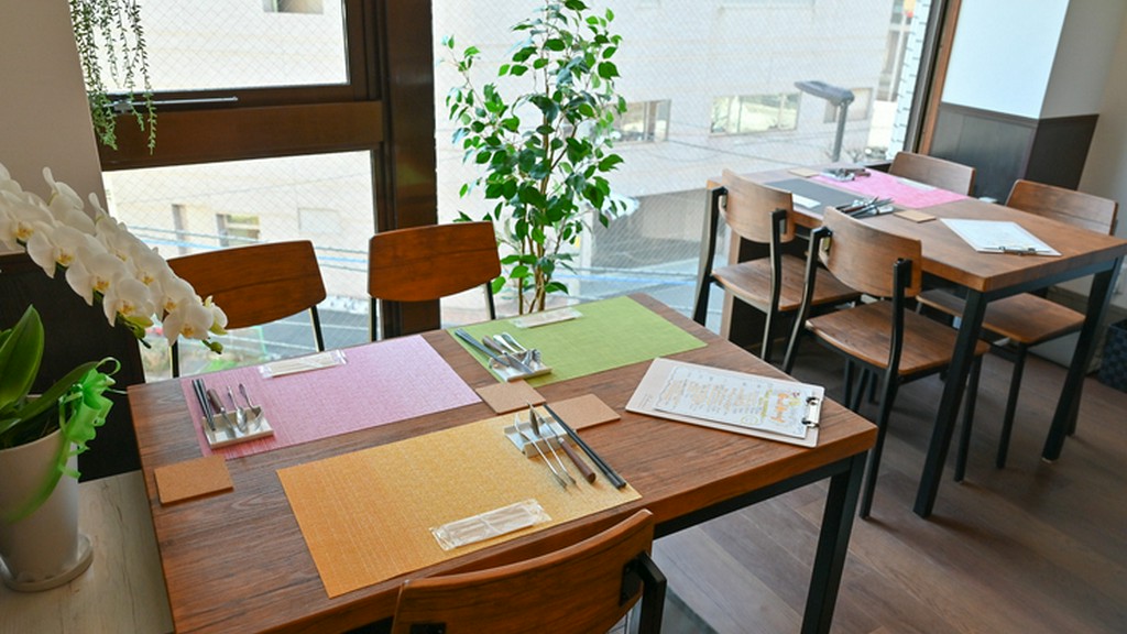 会話も弾むくつろぎの空間。2～4名規模の食事会にもオススメ