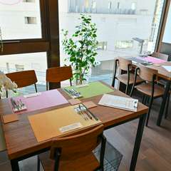 会話も弾むくつろぎの空間。2～4名規模の食事会にもオススメ