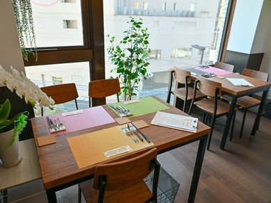 会話も弾むくつろぎの空間。2〜4名規模の食事会にもオススメ