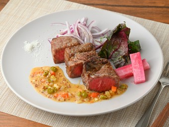 厳選国産牛×シェフの技。フレンチの技法が素材を引き立てる『国産牛グリル』