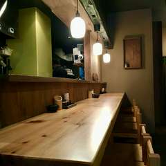 カウンター席に一人座り、香り高い焼鳥を楽しむ