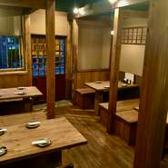 木がふんだんに使われている店内では、和の温もりを感じつつ風情漂う空間を提供。ふたりでゆっくりと好みの焼鳥をシェアしながら、特別なひとときを過ごすことができます。