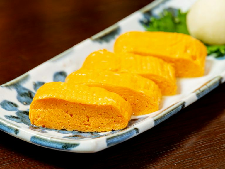 心地良い食感と深い出汁の味わいで、テーブルに華を添える『大分県産 赤玉子の出汁巻き』