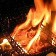 「うなま山地鶏」「薩摩地鶏」、そして「近江黒鶏」を料理によって使い分けています。さらに、タレは継ぎ足しによって長時間じっくりと熟成。焼きには「上土佐備長炭」を使い、炭火の力で焼き上げます。