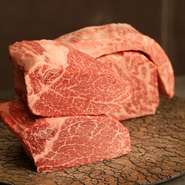 鮮やかな霜降り肉で、脂身には旨みがあり、食感は口の中でとろけるような上質な肉質が魅力。飼料に選び抜いた穀物と牧草、そして麦の配合を高めることで、肉に甘みを感じつつも、しつこさのない極上の味わいです。