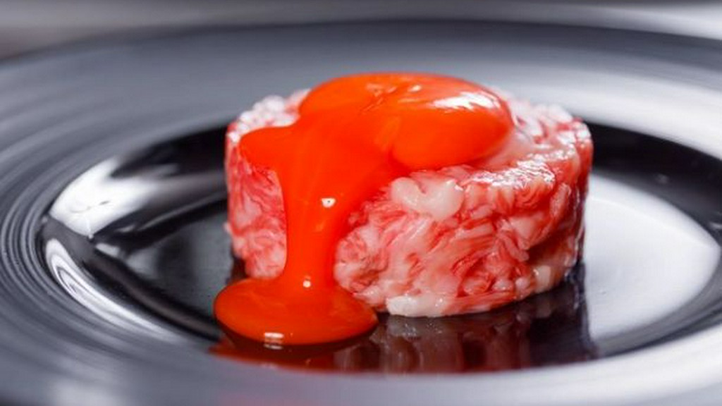  口の中で広がる濃厚な肉の旨みと、芳醇な香りに魅せられる『北海道和牛サーロインのとろけるユッケ』