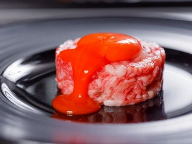  口の中で広がる濃厚な肉の旨みと、芳醇な香りに魅せられる『北海道和牛サーロインのとろけるユッケ』