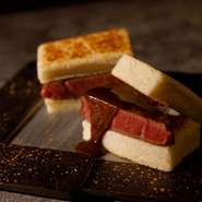昆布だしが染み込んだトーストに北海道産和牛フィレステーキを挟んだシェフのスペシャリテ。特製のソースが肉の旨みを更に高めます。なお、コース内の一品となるため、内容を変更する場合もあります。