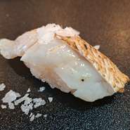 金沢市から直送の新鮮なのどぐろを、独自の雪塩で炙った逸品。豊かな脂が絶妙に絡み、口の中でとろける高級な白身の魚を堪能できます。