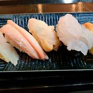 新鮮な金沢の鮮魚を使った寿司の盛り合わせ。のどぐろ、ズワイガニ、バイ貝、白海老など、北陸の旨みが一皿に凝縮されており、贅沢な味わいがたまりません。