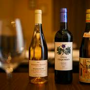 ソムリエセレクトのワイン。気軽に楽しめるグラスワインから、ボトルワインも赤・白・ロゼ・スパークリングシャンパーニュと多数。ワインリスト以外にも隠し酒を用意しているとのこと。