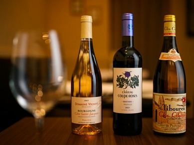 オーナー厳選の豊富なワイン。