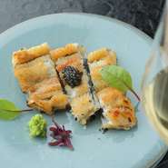 鰻は愛知三河産のものを中心に、その日の一番を目利きして仕入れています。鰻に合わせる食材も上品な塩みのキャビアや、季節の野菜、フルーツなど厳選したものばかり。新しい鰻料理を存分に堪能してみては。
