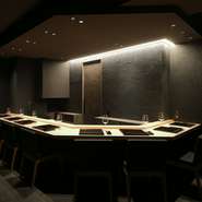 ゆったりと設置されたカウンター席で、調理の音や香り、そして目でライブ感を愉しみなら「鰻料理×ワイン」をいただけます。きっとそのおいしさに笑みがこぼれるはず。大切なシーンに大切な方と訪れたいお店です。
