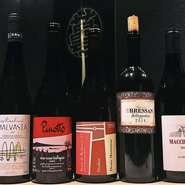 濱千のコースは、料理のおいしさを最大限に引き出す、料理に合わせ飲み物も提供するスタイル。フランス、イタリア、日本…。鰻との相性も抜群な世界各国のワインを、常時100本以上セラーに保管しています。
