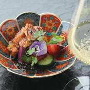 地下1Fに降りると、墨色のような優しい黒をベースにしたカウンターのみの贅沢な空間が広がります。盆栽アーティスト集団「トラッドマンズ」の盆栽の素晴らしさや、鰻と器の美しいコラボレーションも愉しんで。
