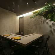 店内には、入口も全く別にできる個室が用意されています。また、世界的に活躍する日本人アーティスト達の作品も展示していて、今まで味わったことのない「鰻料理」と贅沢な「空間」に誰もがきっと魅了されるはず。
