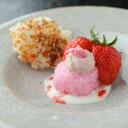 桜餅をイメージした愛らしいデザート。鉄釜で炊いたご飯のおこげをお煎餅のような付け合わせに。