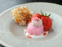 桜餅をイメージした愛らしいデザート。鉄釜で炊いたご飯のおこげをお煎餅のような付け合わせに。