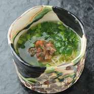 白醤油で炊いた煮付けのような鰻と鰹ベースのだしで。