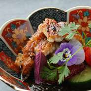 「鰻をザクザク切ったもの」などと名前の由来がある『うざく』。スペシャリテ『うざく』は、国産オレンジやイチゴ、シャインマスカットなど、その時々の季節のフルーツも合わせた目にも華やかな一皿。
