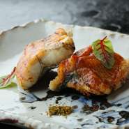 開いた鰻を炭火でじっくり焼き上げる「関西風」の焼き方。炭に脂が落ちることで、皮が燻されパリッとした食感と香ばしさが生まれます。鰻の旨みが凝縮され、噛むほどに滋味溢れる味わいに。
