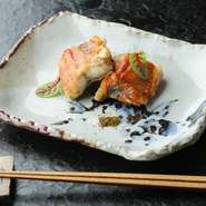 オリジナルの焼き方が特徴の【濱千】の『鰻』。厳選した大鰻を備長炭で時間をかけ、皮はパリッと以上の「バリバリ」を目指し絶妙な香ばしさと食感に。ふっくらした身と口の中で絶妙なハーモニーを魅せるはず。

