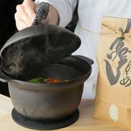 コシヒカリの1.5倍ほどの大きさで、甘みとふくよかな香りのあるお米『龍の瞳』を使用しています。南部鉄釜で丁寧に炊き上げ、鰻に負けない存在感。炊き立ての「ご飯」そして「鰻」。たまらないおいしさです。

