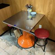 ２名掛けテーブル席　１台