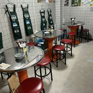 昭和レトロな店内は、美酒と美食を求めるゲストで賑わいます。料理は小皿で提供されるため、いろいろなメニューにチャレンジできそう。仲間とシェアして楽しむのはもちろん、一人飲みにもオススメです。