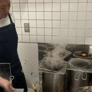 【野毛テポチ】でぜひ味わいたいのが炭火で豪快に焼き上げる『トッカルビ』。網で焼くことで程よく脂が落ち、ジューシーで肉肉しい味わいに。おいしい音と香りに包まれ、出来上がりを待つ時間もごちそうです。