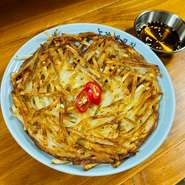 韓国式お好み焼き『チヂミ』は、たっぷりの具材に少量の生地を流し入れ、表面を香ばしく焼き上げる人気メニュー。子どもも大人も大好きな「じゃがいも」を使った一品は、激辛料理の箸休めとしてもオススメです。